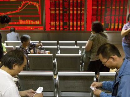 Muitos investidores acompanham as cotações em um painel da Bolsa de Pequim, que tem alta volatilidade.