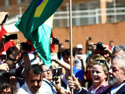 Lula é recebido por apoiadores ao chegar à sede da Justiça Federal em Curitiba. Também houve protestos.