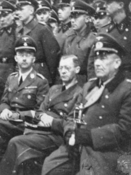 Heinrich Himmler, primeiro sentado à esquerda, em visita à Noruega em 1942.
