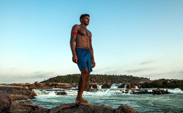 Giliard Juruna, cacique da aldeia Mïratu, é uma das principais lideranças na luta contra a morte da Volta Grande do Xingu, onde vive o seu povo. Na foto, feita em 2015, ele está na cachoeira sagrada do Jericoá.