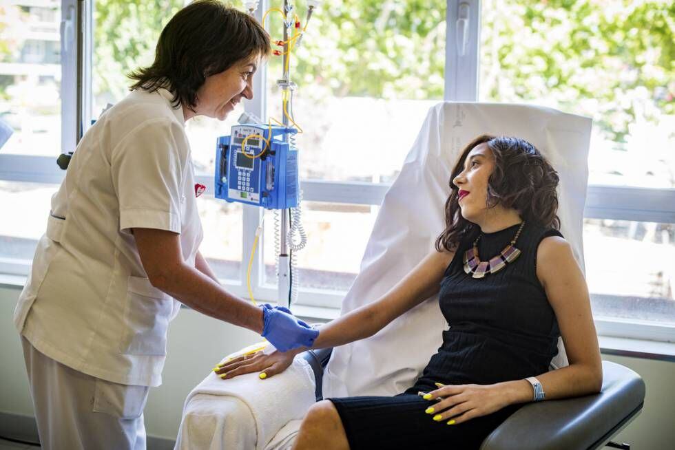 A paciente Danae Castejón recebe o último ciclo de seu quarto tratamento.