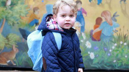 Príncipe Jorge em seu primeiro dia de aula. Foto foi tirada por sua mãe.