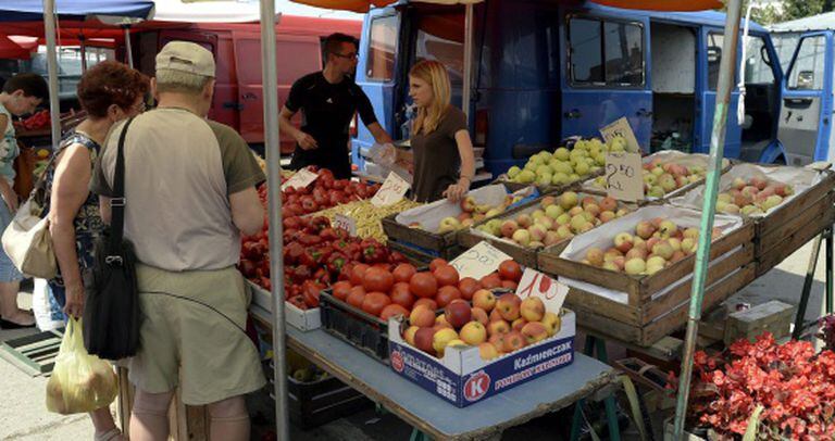 Banca de frutas e verduras no mercado de Przemysl (Polônia).