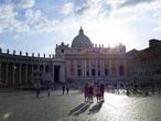 Unos turistas observan la Basílica de San Pedro, en la Ciudad del Vaticano.