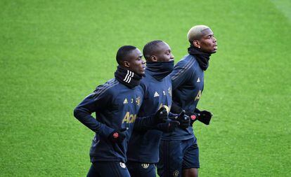 Eric Bailly, Romelu Lukaku e Paul Pogba durante treino em Paris nesta terça-feira