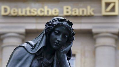 Estátua diante de uma agência do Deutsche Bank em Frankfurt.