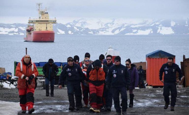 Membros da Força Aérea do Chile na base antártica Presidente Eduardo Frei.