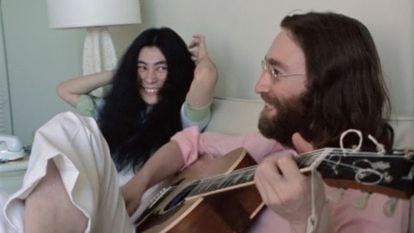 Yoko Ono e John Lennon em uma imagem do vídeo da apresentação de 15 de maio de 1969.
