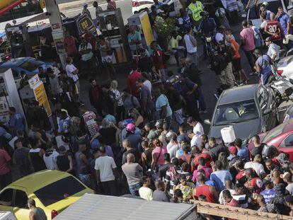 Fila em um dos poucos postos que ainda tinham combustíveis nesta segunda-feira no Rio de Janeiro