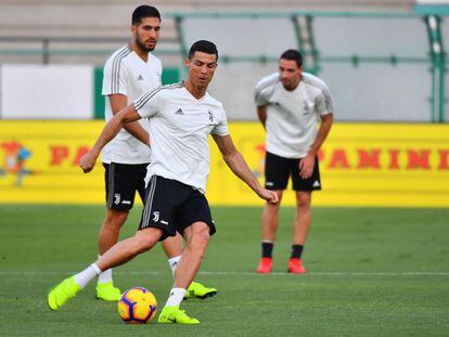 Cristiano Ronaldo trena com colegas da Juventus na véspera do jogo contra o Milan.