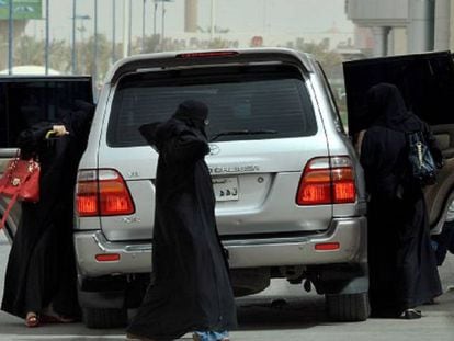 Mulheres sauditas saem de um carro em um dia de protesto em 2011