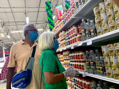 Duas pessoas com máscara compram em um supermercado iraniano em Caracas, em 31 de julho.