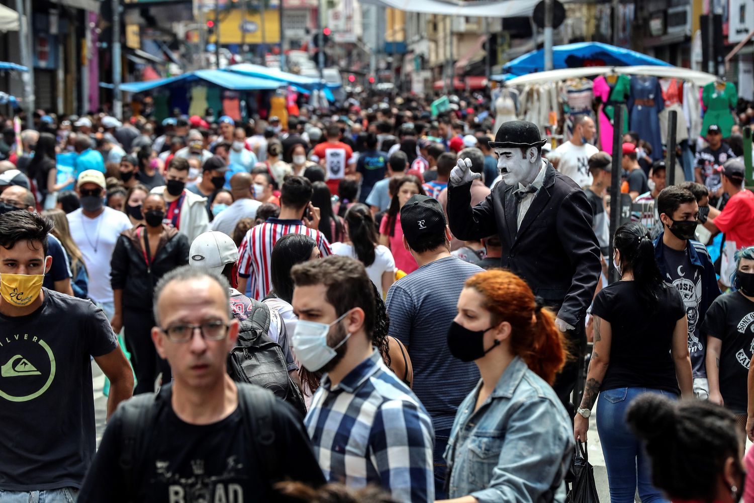 Movimento na rua 25 de Março neste sábado, 10 de outubro, no centro de São Paulo. 