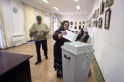 Uma húngara residente na Romênia vota no referendo húngaro sobre os refugiados, na quinta-feira.