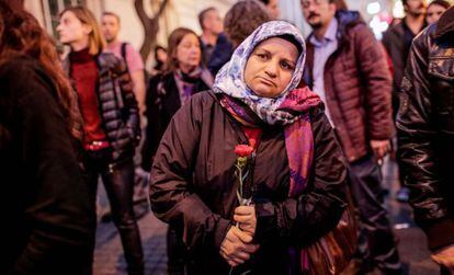 Uma mulher turca segura um cravo durante uma homenagem às vítimas do atentado de Paris na frente do consulado da França em Istambul.