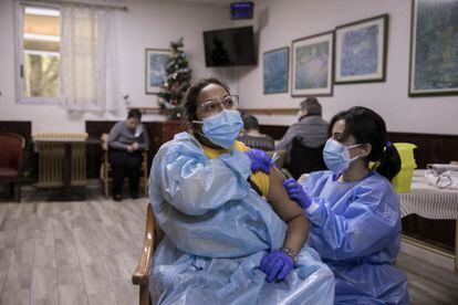 Vacinação contra a covid-19 em moradores de um asilo de idosos em Polinyà, na Catalunha, nesta quinta-feira.