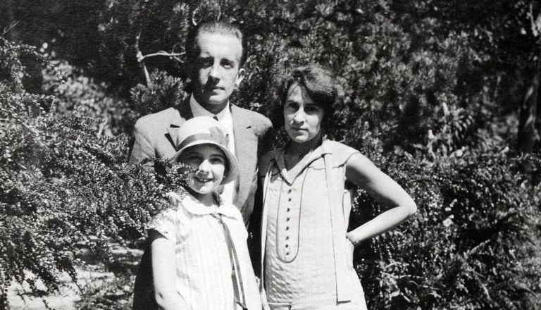 Cécile com Paul Éluard, seu pai, e Gala, sua mãe.