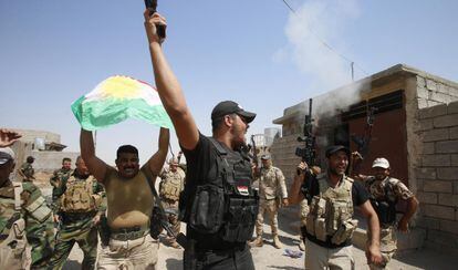 Peshmergas celebram a vitória sobre o Estado Islâmico ao norte de Tikrit.