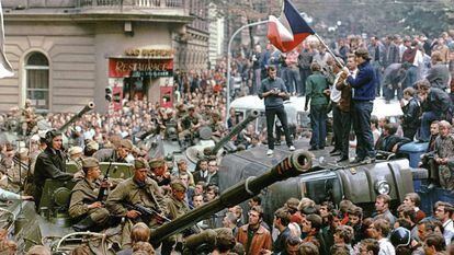 Cidadãos tchecos cercam tanques soviéticos, em 21 de agosto de 1968, em Praga.