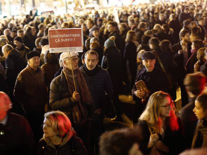 Multidão se manifesta nesta terça-feira na praça da República, em Paris