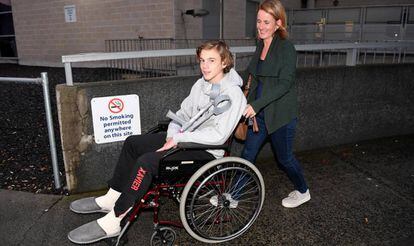 Sam Kanizay, de 16 anos, com sua mãe no hospital de Dandenong, perto de Melbourne (Austrália), nesta terça-feira