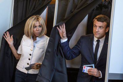 Emmanuel Macron e sua esposa Brigitte Trogneux ao votarem no domingo.