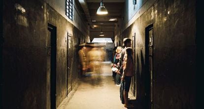 Turistas visitam a prisão de Karosta.