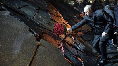 Putin deposita um ramo de flores no "Muro da Dor", em memória aos que sofreram represálias na URSS.