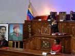 Foto de archivo del 14 de enero de 2020 de Maduro dando un discurso en la Asamblea Constituyente junto a una imagen de Chávez.