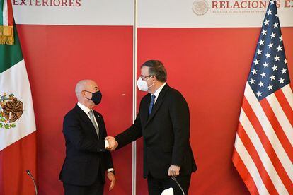 O chanceler Marcelo Ebrard e o secretário de Segurança Doméstica dos Estados Unidos, Alejandro Mayorkas, após uma reunião na Cidade do México.