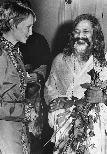 Mia Farrow entregando uma oferenda a Mahareshi Mahesh Yogi em Londres (1968).