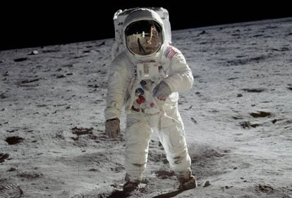 Buzz Aldrin na Lua. No reflexo do capacete é possível ver Stanley Kubrick dando-lhe indic... Não, é brincadeira.