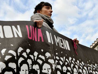 Mulher carrega um cartaz escrito "Nem uma a menos" contra a violência machista na Itália.