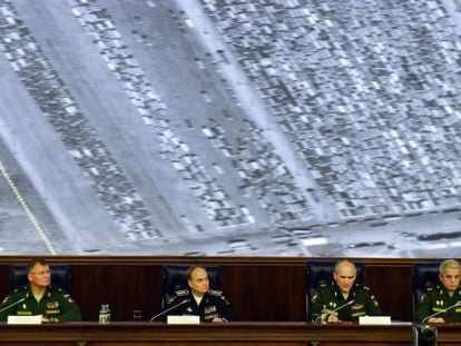 Oficiais do Ministério da Defesa russo mostram em conferência de imprensa as supostas provas do comércio ilegal de petróleo do EI com a Turquia. Na imagem, uma concentração de caminhões na fronteira da Turquia com o Iraque.