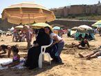 A feminista marroquina Betty Lachgar, na sexta-feira, 27, na praia Oudayas, em Rabat, ao lado de Hanan (sentada), que veste um ‘niqab’