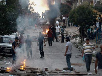Manifestantes protestam em Istambul depois dos primeiros ataques.