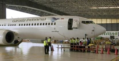 Técnicos inspecionam um Boeing 737 MAX 8 em um hangar do aeroporto de Soekarno Hatta, em Jacarta (Indonésia).