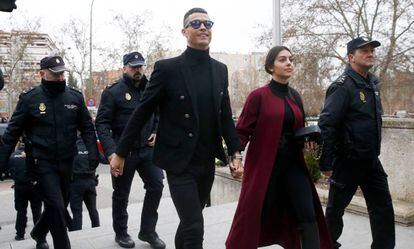 Cristiano Ronaldo e sua mulher, Georgina Rodríguez, em sua chegada ao tribunal.