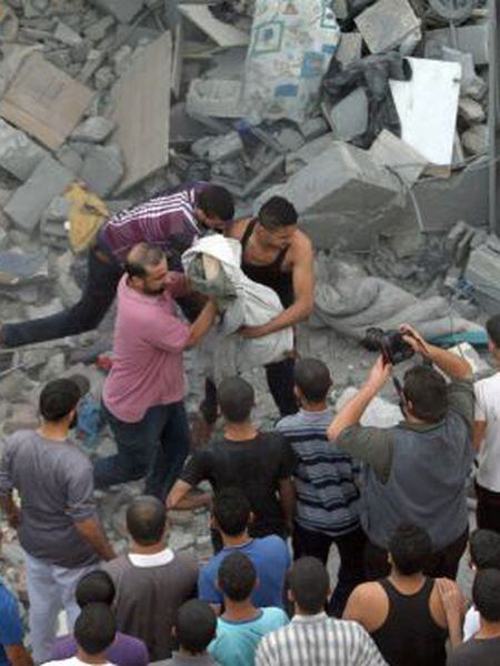 Resgate do corpo de um dos mortos, nesta sexta-feira, em um ataque a Rafah.