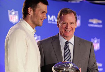 Tom Brady, com seu prêmio como MVP.