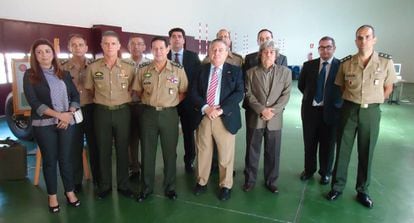 General Mourão (no centro da foto) ao lado de Tom Sarobe (de gravata listrada), na Espanha.