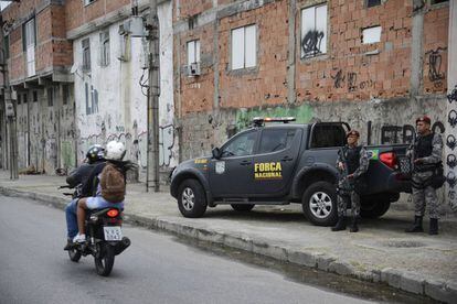 Policiais da Força Nacional na favela da Maré, no Rio.
