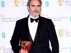 Joaquin Phoenix posa ante los medios gráficos tras ganar el Bafta a mejor actor por 'Joker' anoche en Londres.