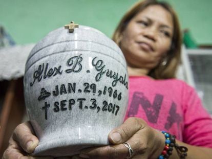 Pistoleiros mataram o marido de Rose Guyala por mexer com droga. Agora está sozinha para seguiar adiante com dois filhos em um dos bairros mais pobres de Manila.