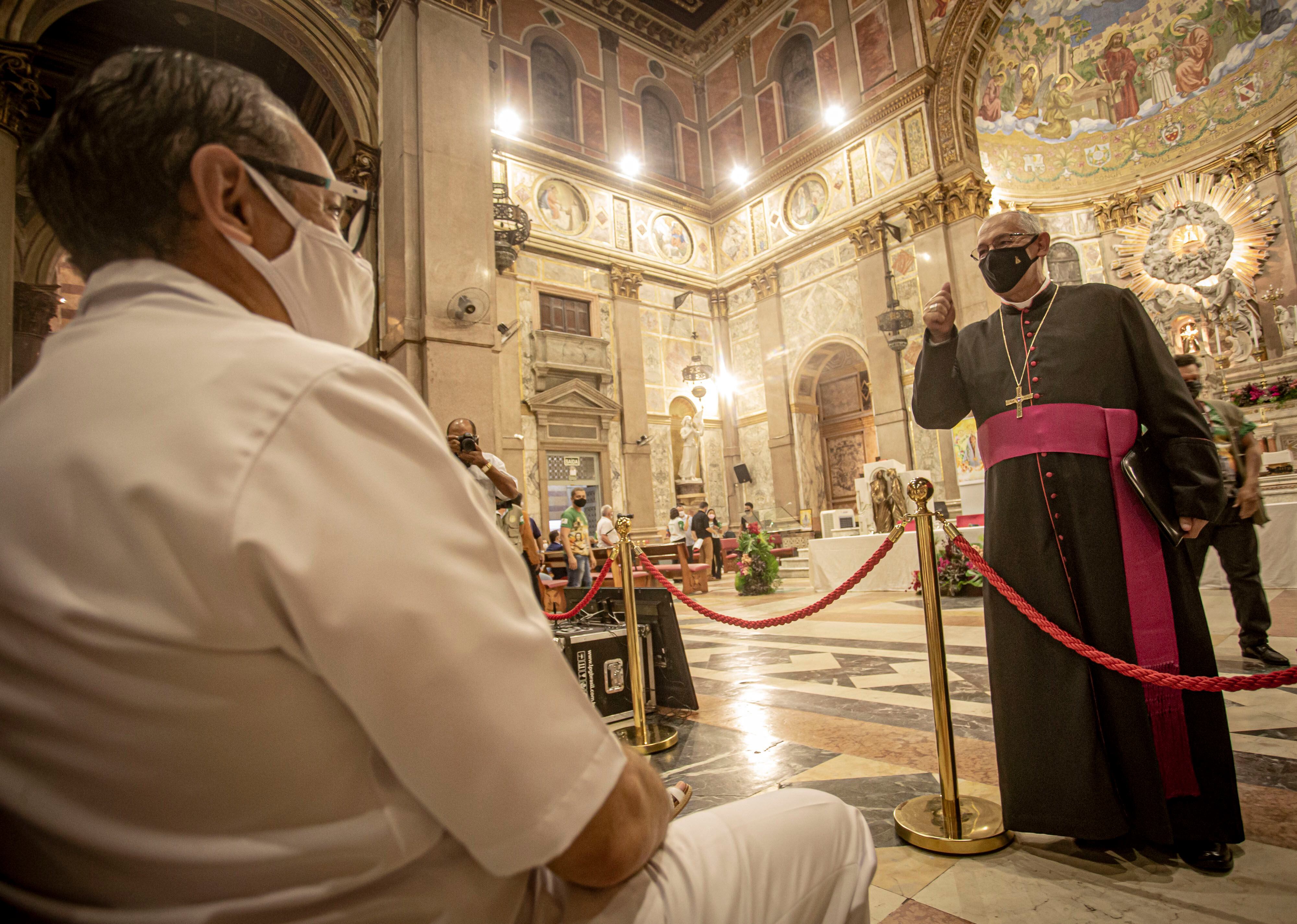 O arcerbispo Dom Alberto Taveira durante missa. / TARSO SARRAF 