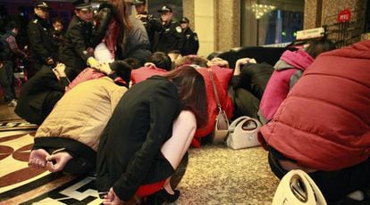 Prostitutas detidas em Dongguan, no sudeste do país, em 2014