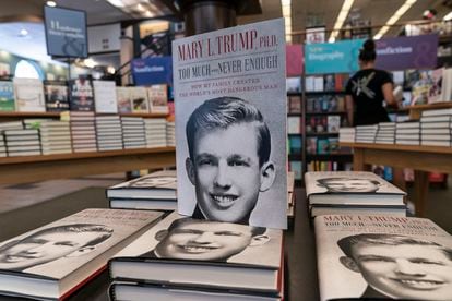 Exemplares do livro sobre Donald Trump em uma livraria de Nova York em julho.