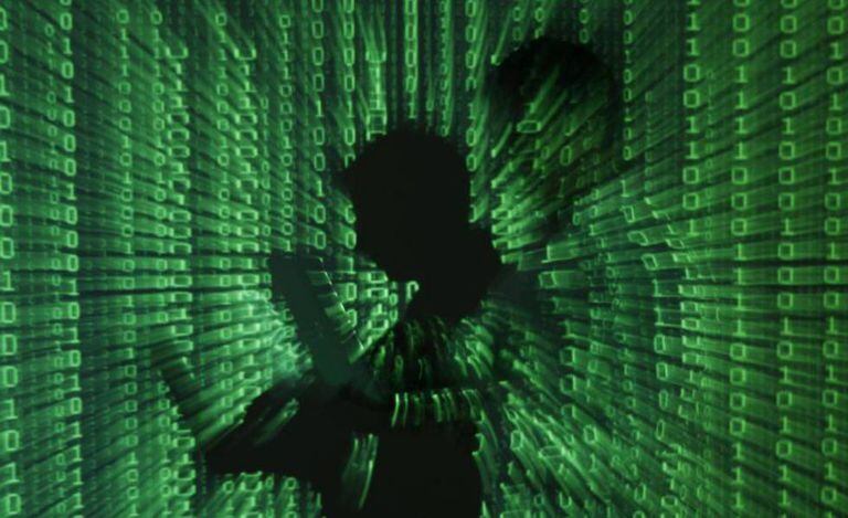 Homem segura uma laptop com um fundo binário.
