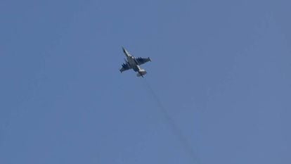 Caça Sukhoi-25 russo sobrevoa a cidade síria de Saraqib no último 1º de fevereiro