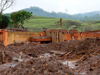 Localidade Bento Rodrigues devastada pelo rompimento da barragem de Fundão.